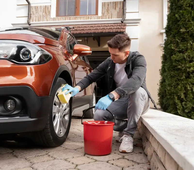 Lavage auto à domicile Cahagnes : professionnel intervenant sur un véhicule